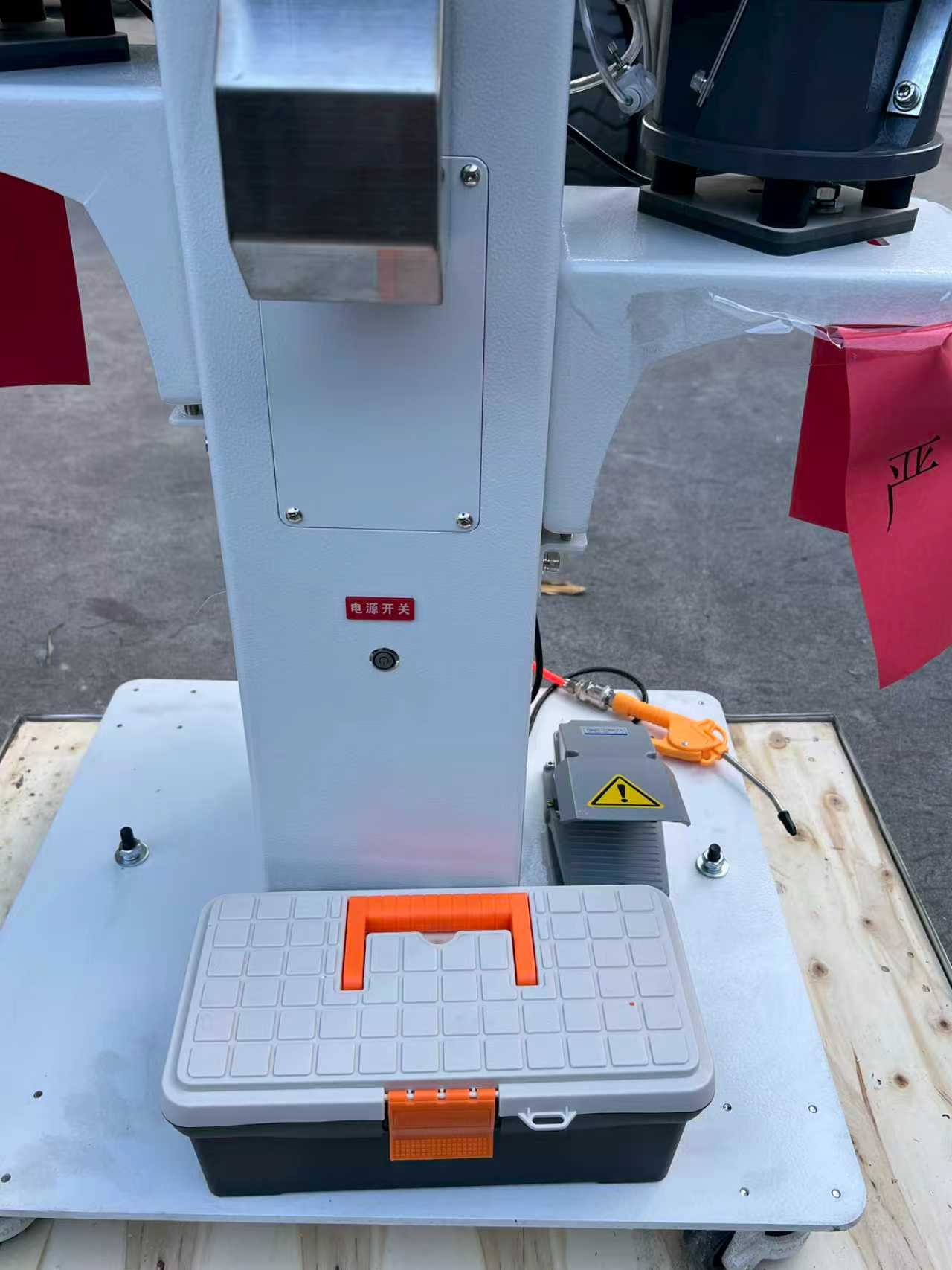 XC-714 (6) Automatic High Speed Snap Riveting Button Fastener Attaching Plastic Snap Button Machine